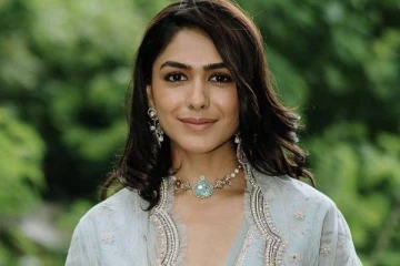 புடவையில் அழகாக நடித்த நடிகையா இது.... மேலாடையே இல்லையே...