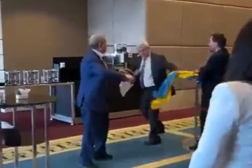 அடிதடியில் இறங்கிய உக்ரைன் ரஷ்ய நாடாளுமன்ற உறுப்பினர்கள்: பரபரப்பை ஏற்படுத்திய சம்பவம்