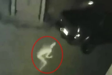 வீட்டின் முன்பு நகர்ந்து செல்லும் மர்மமான உருவம் - சிசிடிவி காட்சியை கண்டு அலறிய குடும்பத்தினர்கள்;