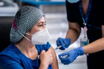 அமெரிக்காவில் 18 வயதிற்கு மேற்பட்டவர்கள் 52% பேருக்கு தடுப்பூசி செலுத்தப்பட்டுள்ளது