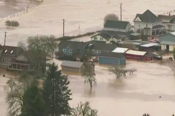 வொஷிங்டனில்  நீரில் மூழ்கிய குடியிருப்புகள்;  தவிக்கும் 50 ஆயிரம் மக்கள்