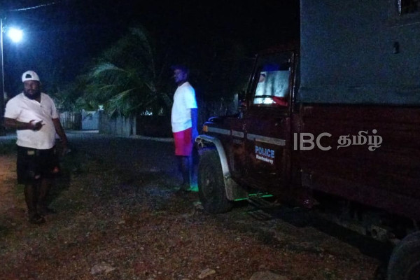 யாழில் வன்முறைக் குழு அட்டகாசம் - வீடு, வாகனங்கள் மீது தாக்குதல் - பதுங்கும் காவல்துறை | Jaffna Houses Attacked By Armed Gang