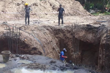 வவுனியாவில் தடை அறிவுறுத்தல்களை மீறி தொலைத்தொடர்பு கோபுரம் அமைக்கும் பணிகள் தீவிரம்
