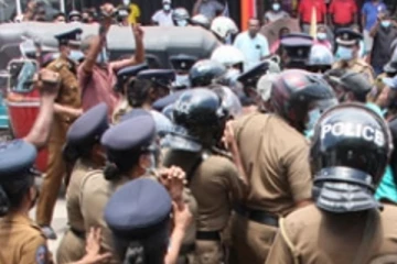 ප්රධාන නගරය දී ආණ්ඩුවට පක්ෂ - විපක්ෂ ආධාරකරුවෝ පිරිසක් ගැටුන හැටි.. උණුසුම් තත්ත්වයක්..