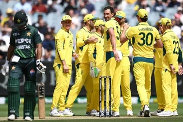 ஸ்டார்க்கின் அதிவேக தாக்குதலில் துவம்சமான பாகிஸ்தான்! சிக்ஸர்களை பறக்கவிட்ட வீரர்