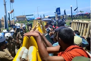 சூடுபிடிக்கும் போராட்டக் களம்: பொதுமக்களுக்கும் பொலிஸாருக்கும் இடையில் முரண்பாடு (Video)