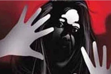 පෙම්වතාට විලංගු දමා පෙම්වතියව කැලෑවක් තුළට රැගෙන ගොස් අතවර කළ පොලිස් නිලධාරියා..