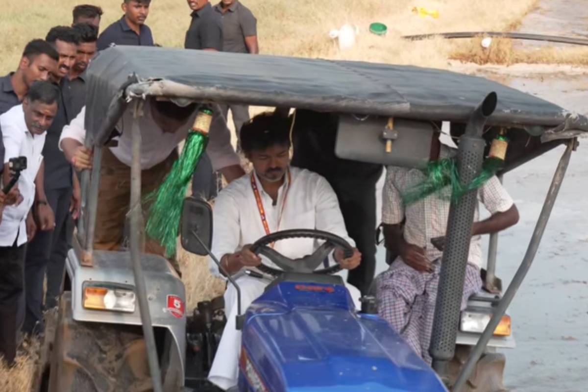 தேநீர் அருந்தியபடியும், ட்ராக்டர் ஓட்டியும் வாக்கு சேகரித்த முதல்வர் விஜய் | Cm Vijay Drives Tractor In Madurantakam