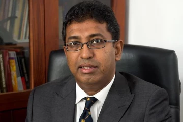 எரிபொருள் வரிசையில் காத்திருக்கும் எம்.பி!