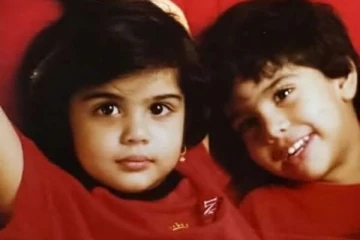 இந்த புகைப்படத்தில் இருக்கும் சென்சேஷன் ஹீரோயின் யார் தெரியுமா.. இவர் மாபெரும் இயக்குனரின் மகள் ஆவார்