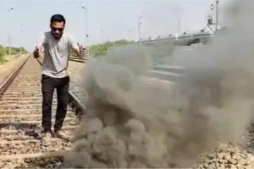 வியூஸ் வாங்க இப்படியா..? தண்டவாளத்தில் விபரீத விளையாட்டில் யூடியூபர்..! நேர்ந்த சோகம்!!