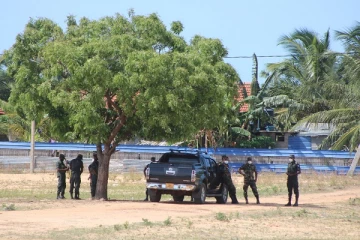 நடு வீதியில் பிள்ளையை பிரசவிக்க கூறிய இலங்கை பாதுகாப்புப்படை!!
