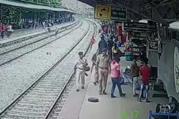 நொடி பொழுதில் ரயில்...தண்டவாளத்தில் சிக்கிய பெண் - பதபதைக்க வைக்கும் வீடியோ!