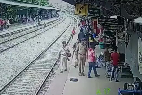 நொடி பொழுதில் ரயில்...தண்டவாளத்தில் சிக்கிய பெண் - பதபதைக்க வைக்கும் வீடியோ! - தமிழ்நாடு