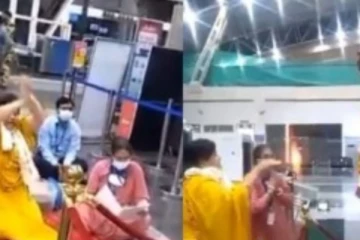 கொரோனாவை விரட்ட விமானநிலையத்தில் அமைச்சர் நடத்திய பூஜை - வீடியோ வைரலானது!
