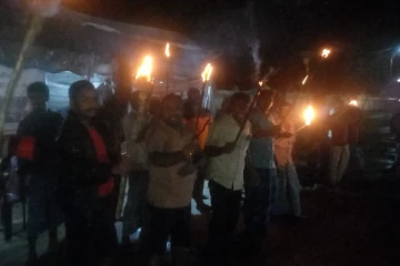 கொட்டும் மழையிலும் தீப்பந்தம் ஏற்றி போராடும் பண்ணையாளர்கள் (Photos)