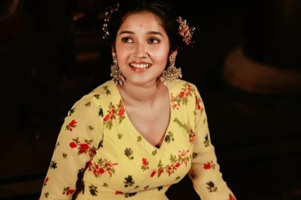 17 வயதில் ஹீரோயினாக அஜித் ரீல் மகள் அனிகா.. அதுகுள்ள இவ்வளவு ஃபாஸ்ட்டா!! | Aikha After Heroine In Malaiyalam Movie Hot Dress