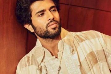 விஜய் தேவரகொண்டா அணிந்த சட்டை 69 ஆயிரமா? அப்படியென்ன ஸ்பெஷல்?