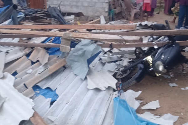 திருகோணமலையில் சுழற்றி அடித்த காற்று; தூக்கி வீசப்பட்ட வீட்டின் கூரைகள் | Winds Whipping Through Trincomalee Roofs Blown Off