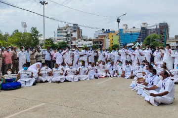 கோடநாடு விவகாரம்: சட்டப்பேரவையில் இருந்து அதிமுக வெளிநடப்பு- தரையில் அமர்ந்து தர்ணா