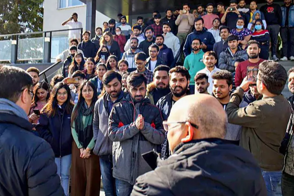 உக்ரைன் இந்திய மாணவர்களை பிணைக்கைதிகளாக பிடித்து வைத்துள்ளது - ரஷ்யா அதிர்ச்சி தகவல் | Ukraine Holds Indian Students Hostage