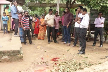 யானை தாக்கி இளம்பெண் மரணம்: வீடுகளுக்கு சேதம் (Photos)