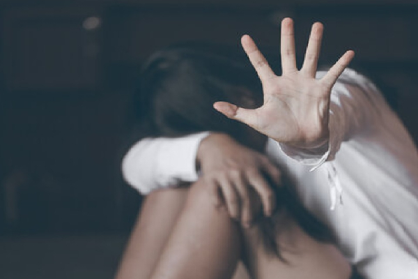 கடனால் கொடூரம்: ஏலத்திற்கு பெண் குழந்தைகள் - தாய்க்கு வன்கொடுமை! | Debts Issues People Were Auctioned Rajasthan