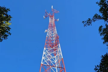 கொழும்பு சமிக்ஞை கோபுரத்தில் ஏறி போராட்டம்