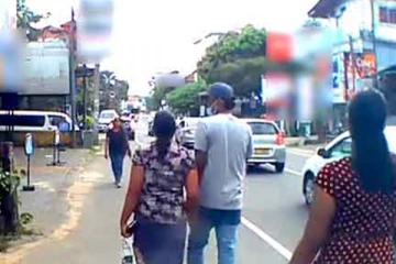 මාර්ගයේ ගමන්ගත් තිදෙනෙක් යටකළ බිහිසුණු අනතුර - තරුණියක් අවසන් ගමන් යයි - (VIDEO)