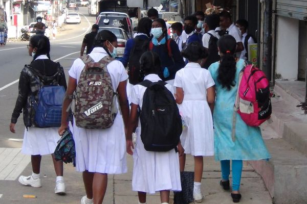 அஞ்சலகங்களில் குவிந்த ஆசிரியர்கள்! | Teachers Piled Up In Post Offices