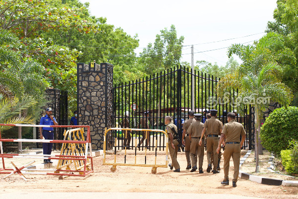 முல்லைத்தீவில் கோட்டாபய கடற்படை முகாமிற்கான நில அளவீட்டு நடவடிக்கை மக்கள் எதிர்ப்பையடுத்து இடைநிறுத்தம் (VIDEO) | Sri Lanka Tamil People Land