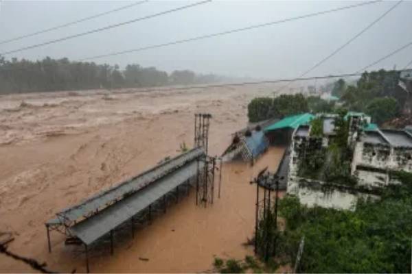 புரட்டி போட்ட வெள்ளம்; 10 பேர் பலி - 70க்கும் மேற்பட்டோர் மாயம்! | Floods Hit Jammu Kashmir 10 Dead 14 Injured