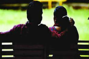 தகாத உறவை தட்டிக்கேட்ட மனைவிமீது பொலிஸ் தாக்குதல்!