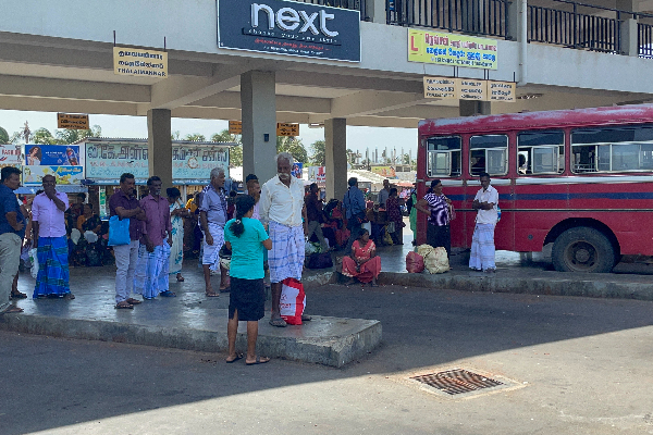 இலங்கையில் பல இடங்களில் எரிபொருள் கோரி பணிபகிஸ்கரிப்பு போராட்டம் (Photo) | Strike For Fuel In Many Places In Srilanka