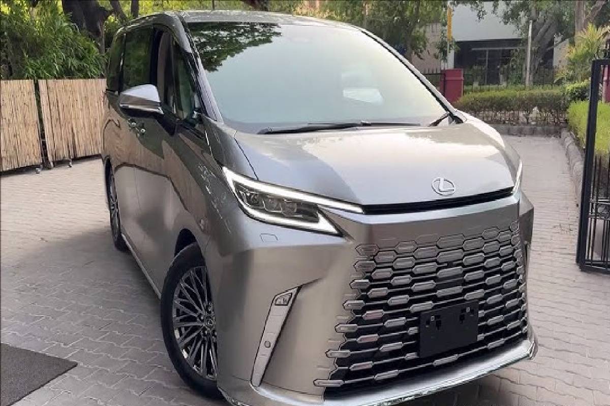 விஜய் வைத்திருக்கும் கார் கலெக்‌ஷன் பற்றி தெரியுமா? வாய்பிளக்க வைக்கும் விலை! | Vijay S Luxury Car Collection Goes Viral