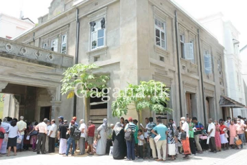 ඔසුසල් අසල දිගු පෝලිම්.