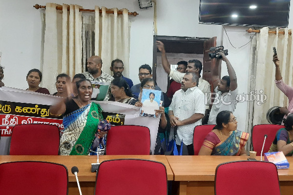 நடமாடும் சேவையை குழப்பியதாக கஜேந்திரன் மீது குற்றச்சாட்டு | Gajendran Disrup Mobile Service Jaffna நடமாடும் சேவையை குழப்பியதாக கஜேந்திரன் மீது குற்றச்சாட்டு | Gajendran Disrup Mobile Service Jaffna