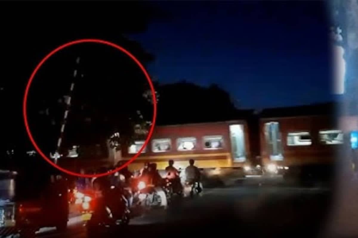 அனுராதபுரத்தில் ஏற்படவிருந்த பாரிய விபத்தை தெய்வாதீனமாக தடுத்த காவலாளி | Train Accident Avoided By Gatekeeper அனுராதபுரத்தில் ஏற்படவிருந்த பாரிய விபத்தை தெய்வாதீனமாக தடுத்த காவலாளி | Train Accident Avoided By Gatekeeper