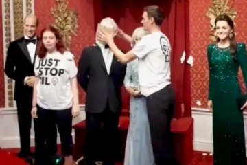 பிரித்தானிய மன்னரின் மெழுகு சிலை சேதம்! கேக்கைக் கொண்டு தாக்கிய ஜோடி..வைரலான வீடியோ