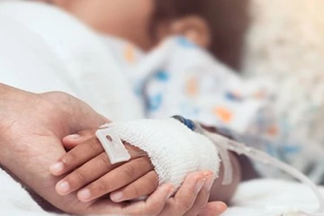 ட்ரக்குடன் மோதுவதைத் தவிர்க்கமுயன்றபோது சாலையில் உருண்ட கார்: தூக்கி வீசப்பட்ட குழந்தை...