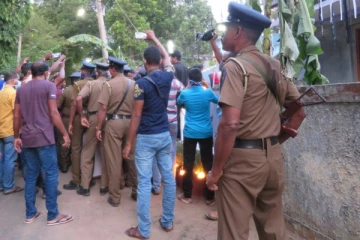 யாழ்ப்பாணத்தில் தாயும் மகனும் செய்த மோசமான வேலை