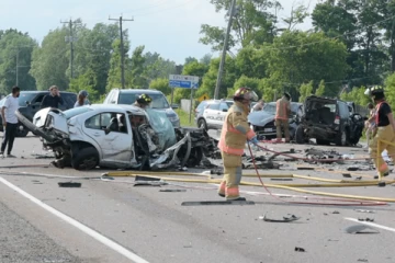 நடுங்கவைத்த சாலை விபத்து... உடல் நசுங்கிய நிலையில் பல மீட்பு