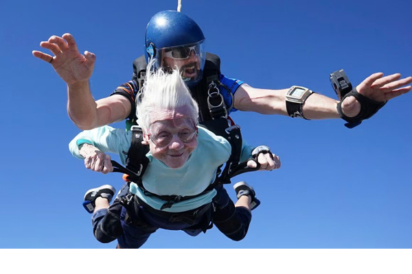 ஒருவாரத்துக்கு முன் உலக சாதனை படைத்த மூதாட்டி உயிரிழந்தார் | 104 Year Old Woman Skydiver Dies
