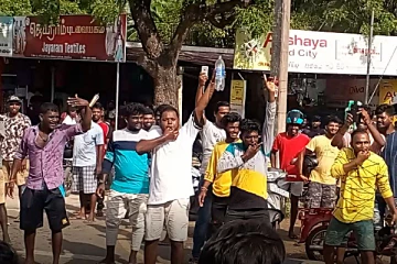 தேங்காய் உடைத்து எரிபொருள் பவுசரை வித்தியாசமான முறையில் வரவேற்ற யாழ்.மக்கள் (Video)