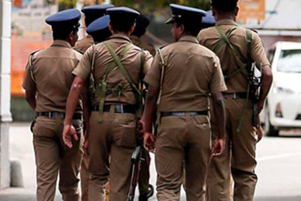 சட்டவிரோத செயலில் ஈடுபட்டு வந்த நால்வரை கைது செய்த பொலிஸார்! | 4 Arrested Engaged Excavation Of Precious Stones சட்டவிரோத செயலில் ஈடுபட்டு வந்த நால்வரை கைது செய்த பொலிஸார்! | 4 Arrested Engaged Excavation Of Precious Stones