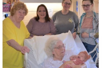 98 வயதான மூதாட்டி 6-வது தலைமுறை பேரக்குழந்தையை கண்டார்- வைரலாகும் புகைப்படம்