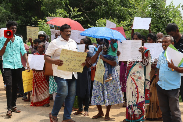 மாந்தை கிழக்கு பிரதேச செயலகம் முன்பு எதிர்ப்பு நடவடிக்கையில் ஈடுபட்ட மக்கள் (Photos) | People Protest Demanding Release Of Land மாந்தை கிழக்கு பிரதேச செயலகம் முன்பு எதிர்ப்பு நடவடிக்கையில் ஈடுபட்ட மக்கள் (Photos) | People Protest Demanding Release Of Land