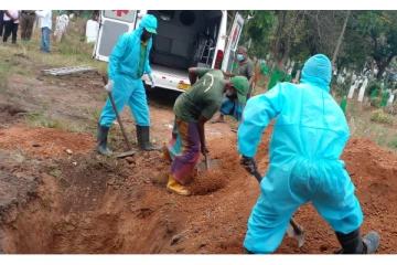 கொழும்பில்  2 வருடங்களுக்கு பின்னர் அடக்கம் செய்யப்பட்ட கோவிட்டால் உயிரிழந்தவரின் உடல் (Photos)