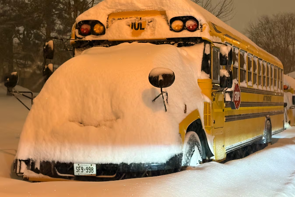 கனடாவில் கடும் பனிப்பொழிவு எச்சரிக்கை ; பல பகுதிகளில் பாடசாலைகள் மூடல் | Schools Closed Buses Cancelled As Snowstorm கனடாவில் கடும் பனிப்பொழிவு எச்சரிக்கை ; பல பகுதிகளில் பாடசாலைகள் மூடல் | Schools Closed Buses Cancelled As Snowstorm