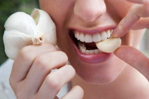 பூண்டை ஓவரா சாப்பிட்டாலும் ஆபத்துதானாம்; இனி சாப்பிடாதிங்க! | Eating Too Much Garlic Is Dangerous Side Effects